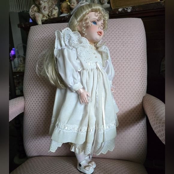 Delton Fine Collectables 21" Lorena 6001_0 - Picture 4 of 4